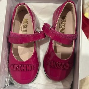 Girls size 22(6) new hot pink moschino maryjanes.